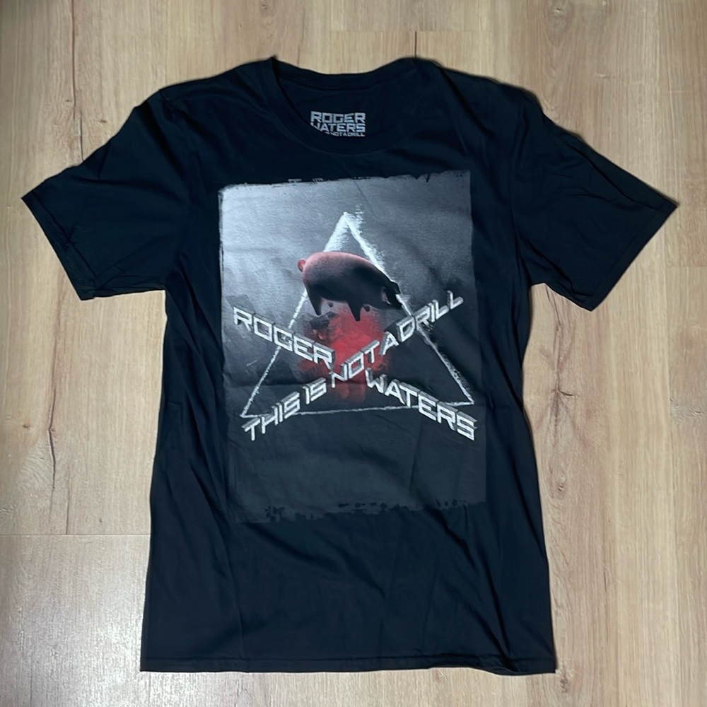 Roger Waters This Is Not A Drill 2022/2023 Tour T-Shirt. Black. Size Small.
